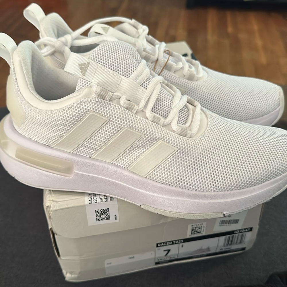 Brand New Women’s size 7 Adidas Racer TR23